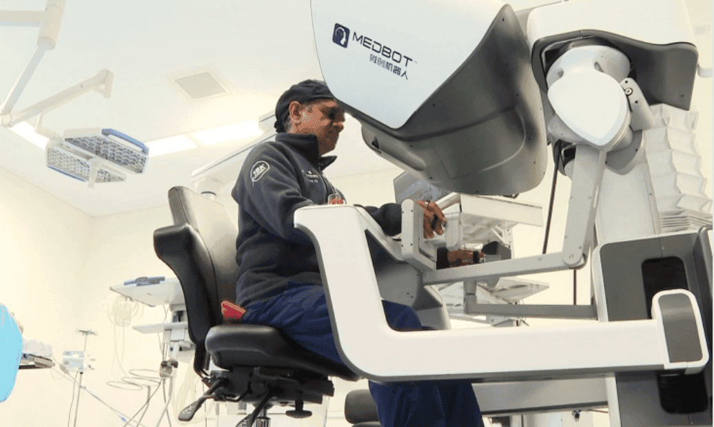 Médica operando angolano a distância